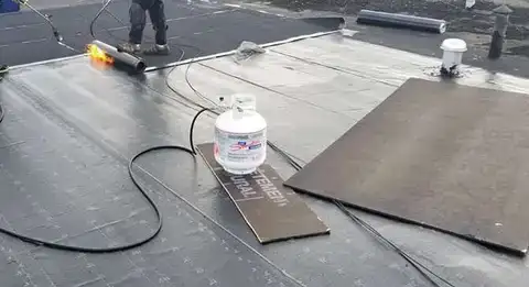 Flat low-slope roof section